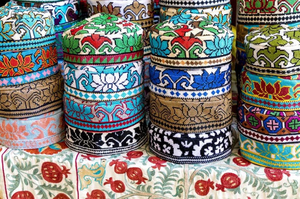 Die traditionelle usbekische Mütze namens Tubeteika, verziert mit mehrfarbigen Stickereien. Bukhara, Usbekistan, Zentralasien