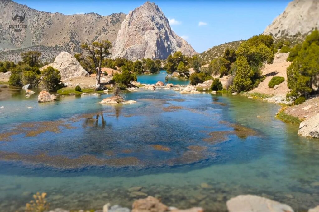 Piccolo lago nelle montagne di Fann nella zona di Kulikalon
