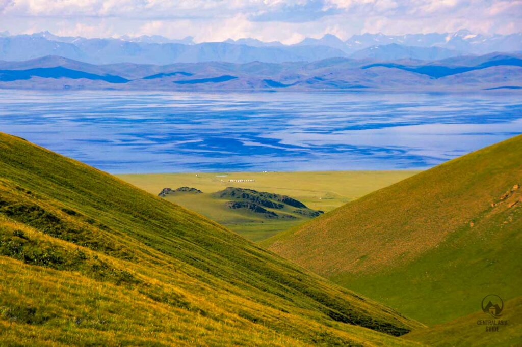 Son Kul e il villaggio di yurte da colline lontane.