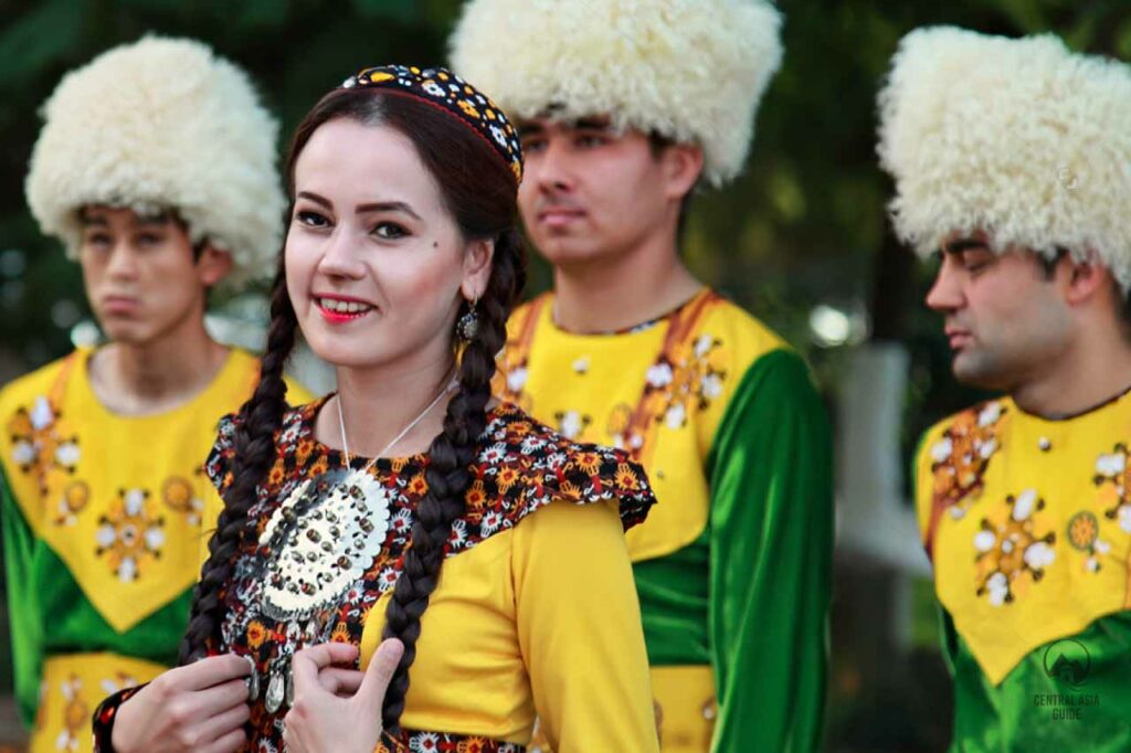 Groupe de danseurs turkmènes portant des vêtements de fête traditionnels à Ashgabat